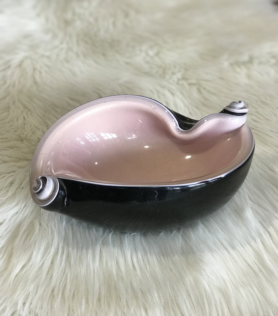 An absolutely gorgeous, medium-sized, black and pink Murano glass shell dish from the now-closed Barbini Factory, circa 1955. A stunning vintage piece that is irreplicable and perfect for the vintage glass collector or a lover of beautiful home decor accessories. Perfect for the vintage glass collector or anyone looking to achieve that luxurious, 1960's feel in their home.